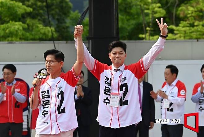김문수 국민의힘 대선후보와 김용태 비상대책위원장이 30일 오전 경기 가평군 청평시계탑 광장에서 열린 “쉼없이 국민 속으로" 가평군 유세에서 시민들에게 지지를 호소하고 있다.2025.5.30 김현민 기자