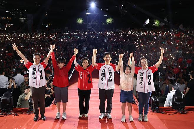 김문수 국민의힘 대통령 후보가 제21대 대통령 선거를 하루 앞둔 2일 오후 서울 중구 서울시청 앞 광장에서 열린 '울려라 함성, 들어라 승리의 메아리' 피날레 유세에서 배우자 설난영 여사를 비롯한 가족들과 함께 양손을 들어보이고 있다./뉴시스