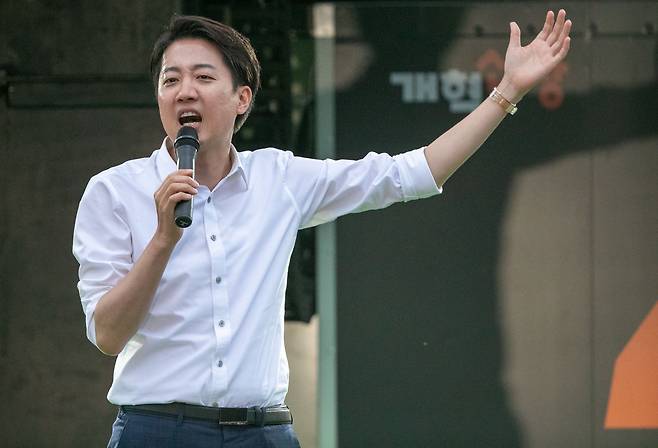 2025년 6월 2일 오후 대구 수성구 수성못 상화동산에서 개혁신당 이준석 대선후보가 지지를 호소하고 있다. /장련성 기자