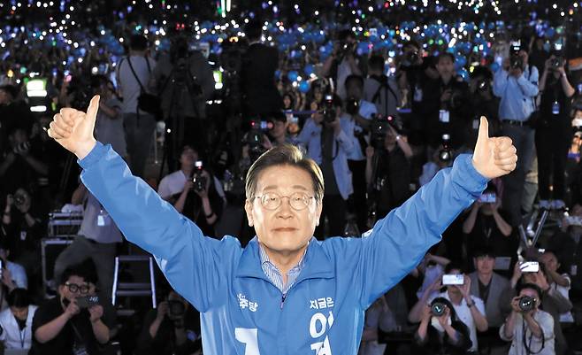 이재명 더불어민주당 대선 후보가 6·3 대선을 하루 앞둔 2일 서울 여의도에서 마지막 유세를 하면서 엄지손가락을 올려 기념 촬영을 하고 있다. /남강호 기자