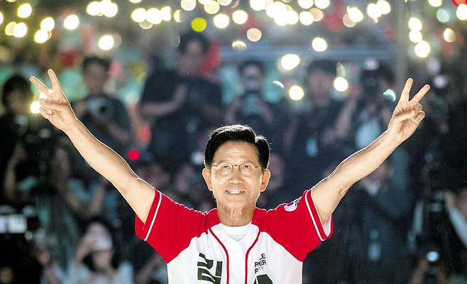 김문수 국민의힘 후보는 서울 중구 서울광장에서 마지막 유세를 하면서 손으로 브이 표시를 하며 기념 촬영을 하고 있다. /김지호 기자