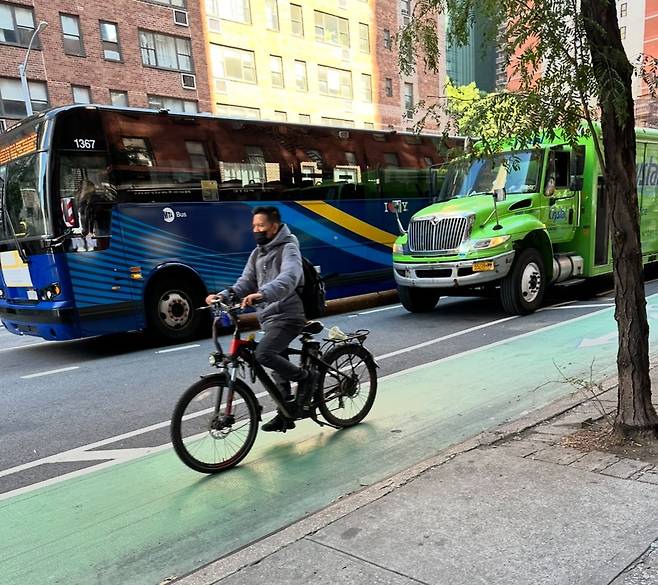 미국 뉴욕 맨해튼에서 전기 자전거가 도로를 달리는 모습./윤주헌 특파원