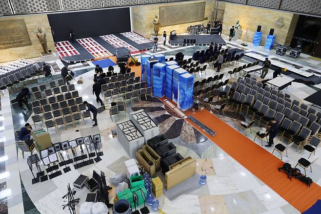 제21대 대통령 선거일인 3일 오전 서울 여의도 국회 로텐더홀에서 대통령 취임식 준비로 관계자들이 분주히 움직이고 있다./뉴스1