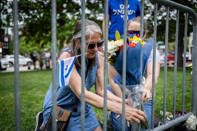 콜로라도주 볼더 카운티 법원 인근에서 벌어진 테러 공격 현장에 조문객들이 꽃과 이스라엘 깃발을 헌화하고 있다. /연합뉴스