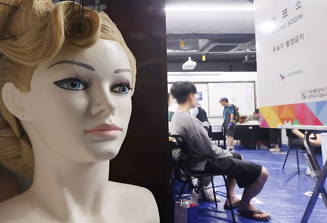 제21대 대통령선거 투표일인 3일 서울 동대문구 서울정화고등학교 별관 헤어미용실습실에 마련된 제기동 제1투표소에서 유권자들이 투표하고 있다. /연합뉴스