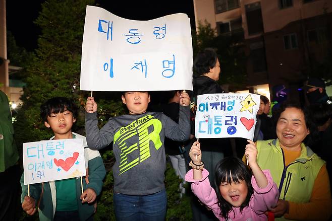 제21대 대통령 선거일인 3일 더불어민주당 이재명 후보의 자택인 인천 계양구 아파트에서 동네 주민들이 "대통령 이재명"이라고 쓴 손팻말을 들고 응원하고 있다./연합뉴스