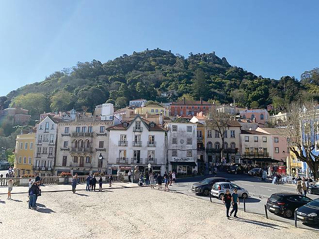 낭만주의 건축물이 아름다운 신트라 거리 풍경