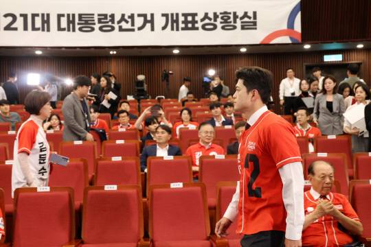 국민의힘 김용태 비상대책위원장이 3일 서울 여의도 국회도서관에 마련된 국민의힘 제21대 대통령선거 개표상황실에서 출구조사 결과를 지켜본 후 밖으로 나서고 있다. 연합뉴스