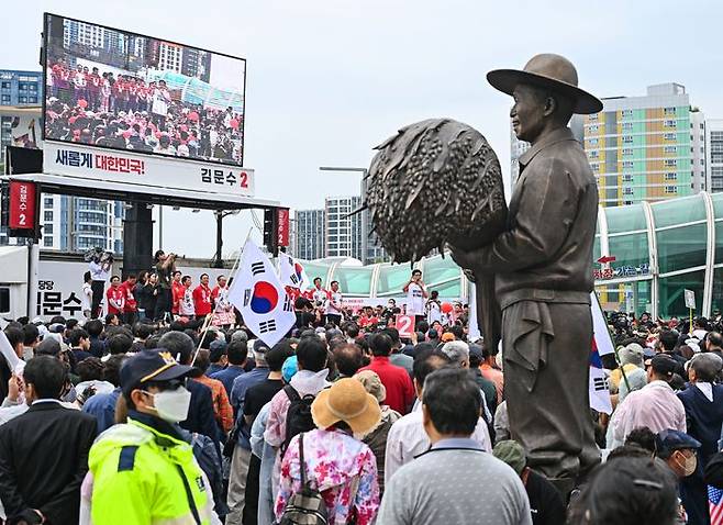 김문수 국민의힘 대선 후보가 2일 대구 동대구역 광장에서 열린 유세에서 시민들에게 지지를 호소하고 있는 가운데, 동대구역 광장에 세워진 박정희 전 대통령 동상이 김 후보를 바라보고 있다. ⓒ데일리안 방규현 기자