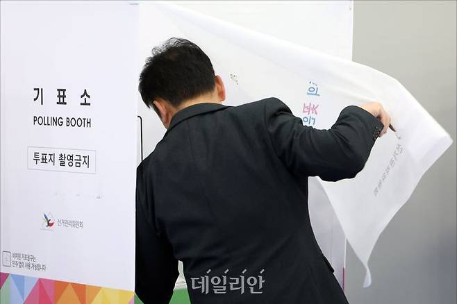 유권자가 기표소에 들어서고 있다. ⓒ데일리안 홍금표 기자