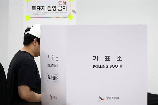 제 21대 대통령선거 본투표일인 3일 오전 서울 성북구의 한 투표소에서 유권자들이 투표에 참여하고 있다. ⓒ데일리안 홍금표 기자