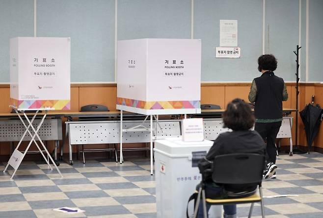 제 21대 대통령선거 투표일인 3일 오후 울산 중구 외솔기념관에 마련된 병영2동 제4투표소에서 한 유권자가 기표소로 이동하고 있다. ⓒ연합뉴스