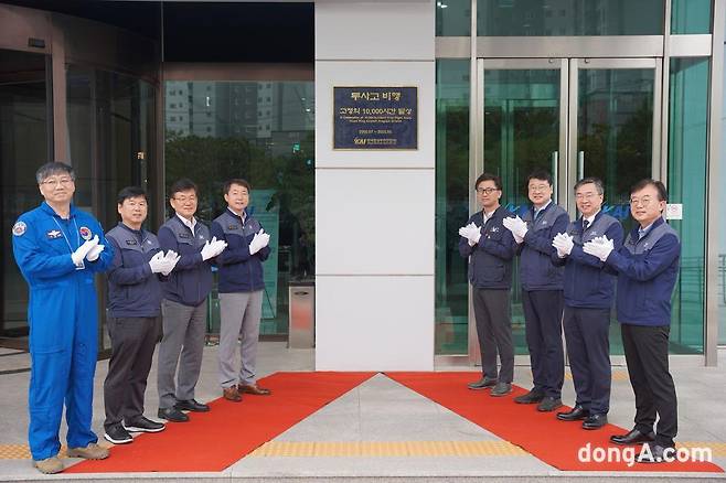 KAI 무사고 비행 1만 시간 현판식에서 차재병 고정익사업부문장(가운데 현판 기준 왼쪽 첫 번째)과 김승구 노조위원장(오른쪽 첫 번째) 등 주요 관계자들이 기념사진을 촬영하고 있다.