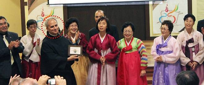 2010년 아우구스띠노 수도회 총장 시절 한국 지부를 방문한 교황 레오 14세(빨간색 점선 안). 아우구스띠노 수도회 제공
