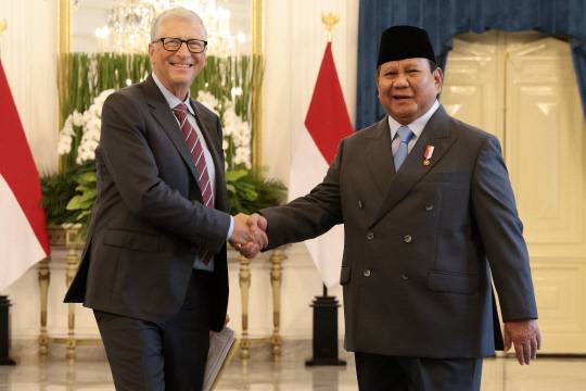 빌 게이츠(왼쪽) 마이크로소프트(MS) 공동창업자가 지난달 7일(현지시간) 인도네시아 자카르타 메르데카 궁전에 도착해 프라보워 수비안토 인도네시아 대통령과 인사를 나누고 있다. 게이츠재단은 2009년부터 인도네시아 보건 개혁을 지원해왔다. [EPA=연합뉴스]