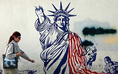 지난 달 22일(현지시간) 이란 수도 테헤란 시내에 그려진 반미 벽화 앞을 한 시민이 지나가고 있다. 테헤란(이란) EPA=연합뉴스