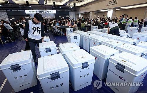 제21대 대통령 선거일인 3일 서울 광진구 세종대학교 컨벤션센터에 설치된 개표소에서 개표사무원들이 관내 투표소에서 이송된 투표함을 옮기고 있다.  [연합뉴스]