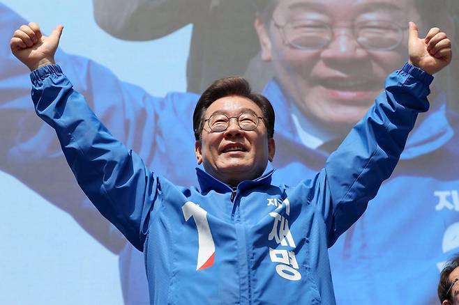 지난달 12일 서울 종로구 광화문 청계광장에서 열린 중앙선거대책위원회 출정식에서 시민들에게 인사하고 있는 더불어민주당 이재명 대선 후보.〈연합뉴스〉