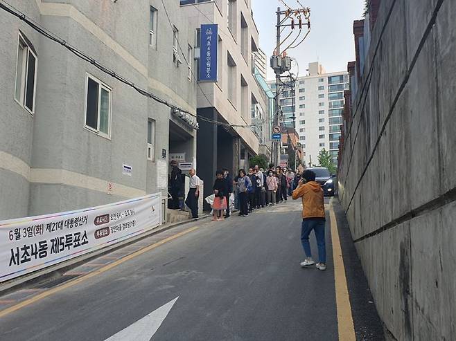3일 오전 서울 서초구 서초4동 제5투표소 앞에 수 십명의 주민이 투표를 위해 기다리고 있다. 사진=최승한 기자