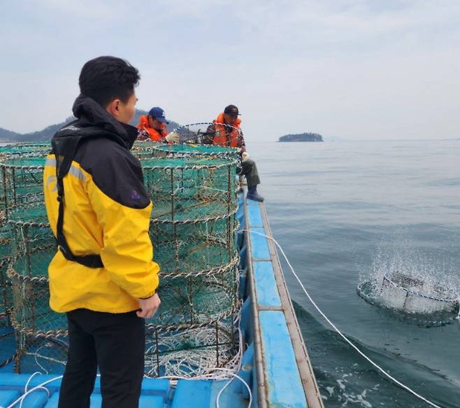 갑오징어 산란시설물 설치 자료사진. 수산자원공단 제공