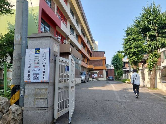 3일 서울 광진구 화양동 제3투표소에서 시민들이 소중한 한표를 행사하기 위해 투표소로 발걸음을 옮기고 있다. 사진=정경수 기자
