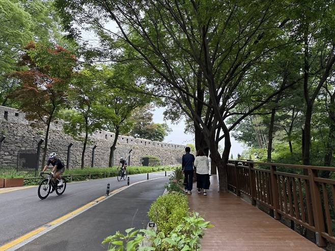 서울시는 남산 남측순환로 팔각안내센터와 체력단련장을 잇는 460m 길이의 ‘연결안전데크’를 4일부터 개방한다. 차도와 분리돼 한양도성을 바라보며 안전하게 걸을 수 있다. 서울시 제공