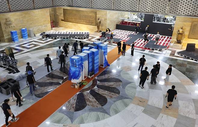 대통령 취임식 준비로 분주한 국회 로텐더홀 (서울=연합뉴스) 김주형 기자 = 제21대 대통령선거 투표일인 3일 서울 여의도 국회 로텐더홀에선 대통령 취임식 준비로 분주하다. 2025.6.3 kjhpress@yna.co.kr (끝)