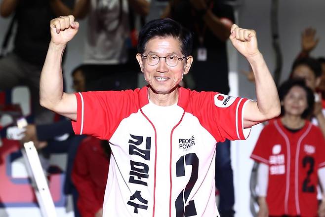 김문수 국민의힘 대통령 후보가 제21대 대통령 선거를 하루 앞둔 2일 오후 서울 중구 서울시청 앞 광장에서 열린 '울려라 함성, 들어라 승리의 메아리' 피날레 유세에서 지지를 호소하고 있다. 2025.6.2/뉴스1 ⓒ News1 김민지 기자 /사진=뉴스1