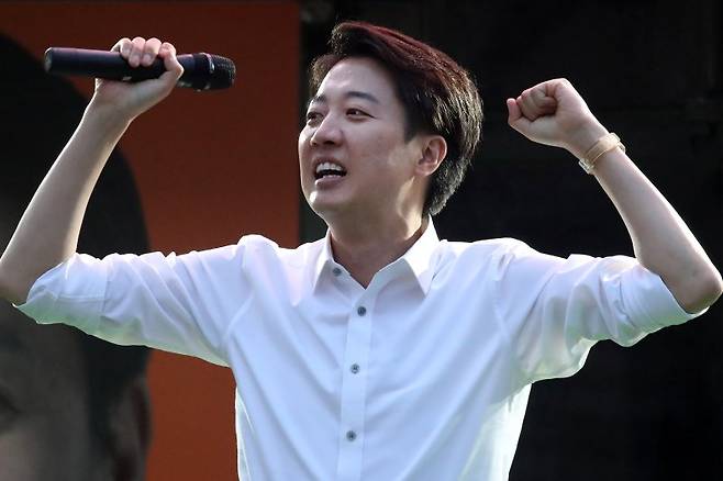 이준석 개혁신당 대통령 후보가 21대 대통령선거를 하루 앞둔 지난 2일 오후 대구 수성구 수성못 상화동산을 찾아 지지를 호소하고 있다. 뉴스1