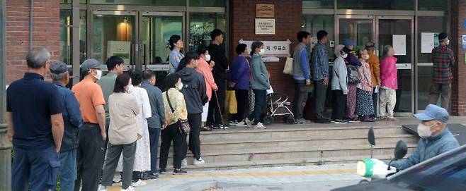 제21대 대통령선거일인 3일 전북 전주시 완산구 평화1동 제2투표소(전주남중학교)를 찾은 시민들이 투표를 하기 위해 줄지어 서 있다. 뉴시스