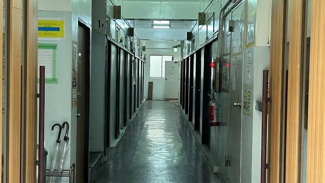 5월15일 일본 요코하마시 고토부키초의 한 ‘도야’(쪽방) 모습.