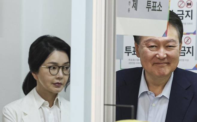 윤석열 전 대통령과 김건희 여사가 제21대 대통령 선거일인 3일 서울 서초구 원명초등학교에 마련된 서초4동제3투표소에서 투표하기 위해 줄을 서고 있다. 공동취재사진