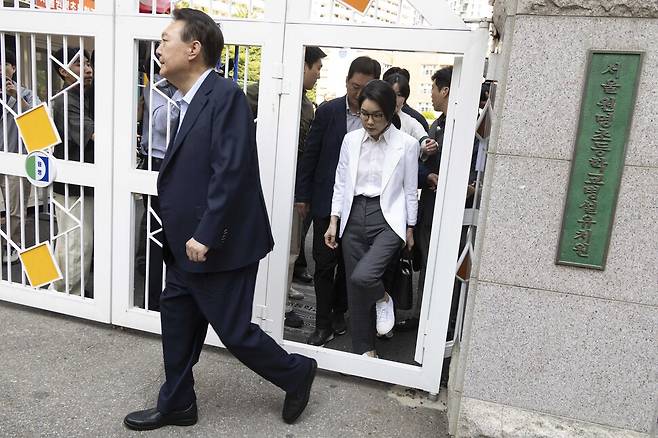 윤석열 전 대통령과 김건희 여사가 제21대 대통령 선거일인 3일 서울 서초구 원명초등학교에 마련된 서초4동제3투표소에서 투표마치고 걸어나고 있다. 공동취재사진