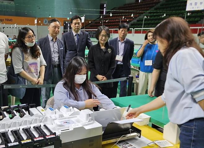 충북도 선거관리위원회 등이 개표 준비상황을 점검하고 있다. 충북도 선거관리위원회 제공
