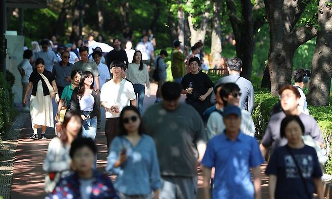 제21대 대통령 선거일인 3일 서울 송파구 석촌호수를 찾은 시민들이 산책을 즐기고 있다. 연합뉴스