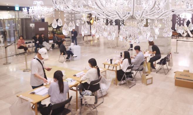 제21대 대통령선거 투표일인 3일 구로구의 한 결혼식장에 마련된 구로5동 제1투표소에서 유권자들이 투표하고 있다. 연합뉴스