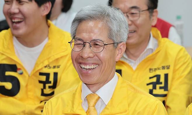 민주노동당 권영국 대선 후보가 3일 서울 구로구 선거캠프에서 제21대 대통령선거 출구조사 결과를 지켜보고 있다. 연합뉴스