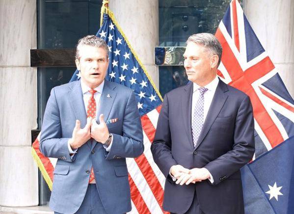 피트 헤그세스 미국 국방장관과 리처드 말스 호주 부총리 겸 국방장관이 30일(현지시간) 싱가포르 미대사관에서 열린 양자회담에서 취재진을 만나고 있다. 싱가포르=연합뉴스