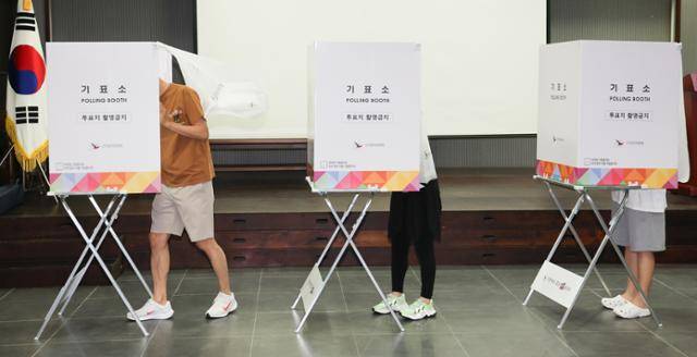 제21대 대통령 선거 투표일인 3일 서울 용산구 중부기술교육원에 마련된 투표소에서 유권자들이 투표를 하고 있다. 뉴스1