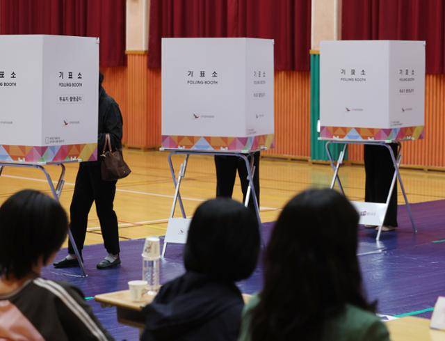 제21대 대통령 선거일인 3일 울산 남구 신정중학교 체육관에 마련된 옥동 제3투표소에서 유권자들이 투표하고 있다. 울산=연합뉴스