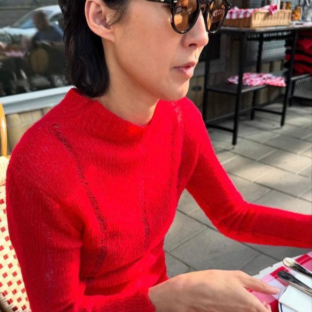 방송인 홍진경이 2일 자신의 인스타그램에 올린 사진. 대선 본투표를 하루 앞두고 국민의힘 상징생인 빨간색 상의를 입고 있다는 이유로 온라인에서 논란이 되자 홍진경은 3일 해당 게시물을 내렸다. 홍진경 인스타그램 계정 캡처