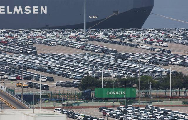 한국의 5월 수출이 작년보다 1.3% 감소하면서 수출 증가율이 4개월 만에 마이너스로 떨어졌다. 핵심 주력 상품인 반도체 수출은 역대 5월 최고치를 기록해 양호했지만, 미국의 관세 부과 영향에 자동차를 중심으로 한 대미 수출이 전달에 이어 감소했다. 1일 경기도 평택항에 수출용 자동차가 세워져 있다. 연합뉴스