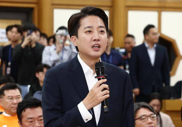 이준석 개혁신당 대선 후보가 방송사 출구조사 결과가 발표된 3일 서울 여의도 국회의원회관에 마련된 제21대 대통령선거 개표상황실에서 입장을 밝히고 있다. 뉴스1