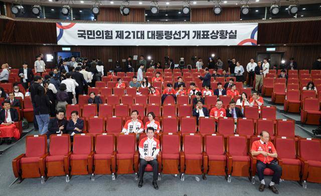 3일 서울 여의도 국회 도서관에 마련된 국민의힘 개표 상황실에서 선대위원장들이 제21대 대통령 선거 방송 3사 출구조사 결과를 지켜보다 자리를 떠나고 있다. 하상윤 기자