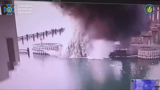 우크라이나 보안국(SBU)이 3일 수중 폭발물로 크림대교를 공격하는 모습. 케르치=EPA 연합뉴스