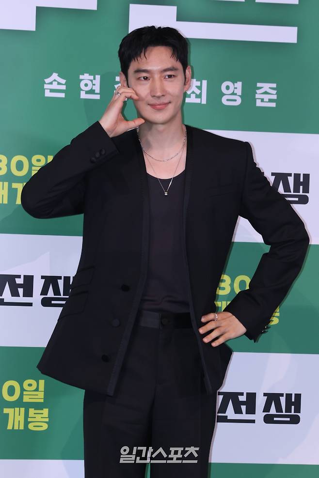 배우 이제훈이 29일 오후 서울 용산구 CGV용산아이파크몰에서 열린 영화 '소주전쟁' 언론배급시사회 및 기자간담회에 참석해 포토타임을 갖고 있다. '소주전쟁'은 1997년 IMF 외환위기, 소주 회사가 곧 인생인 재무이사 종록과 오로지 성과만 추구하는 글로벌 투자사 직원 인범이 대한민국 국민 소주의 운명을 걸고 맞서는 이야기를 그린 영화. 오는 30일 개봉. 서병수 기자 qudtn@edaily.co.kr /2025.05.29/