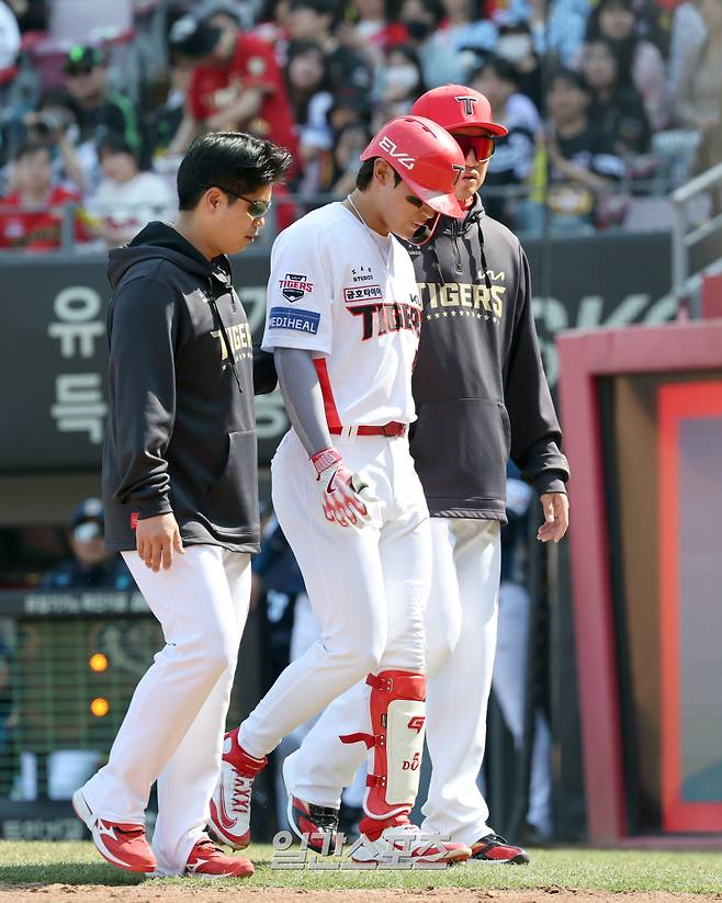 22일 오후 광주 기아챔피언스필드에서 열린 2025 프로야구 NC와 KIA 의 개막경기. KIA 김도영이 3회 좌전안타를 날린후 햄스트링 부상으로 교체되고있다 광주=정시종 기자 capa@edaily.co.kr /2025.03.22.