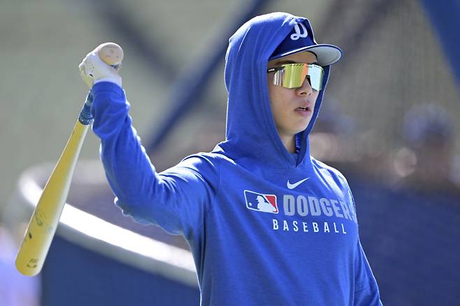 <yonhap photo-2247=""> Los Angeles Dodgers' Hyeseong Kim warms up prior to a baseball game against the New York Mets, Monday, June 2, 2025, in Los Angeles. (AP Photo/Jayne Kamin-Oncea)/2025-06-03 08:53:52/ <저작권자 ⓒ 1980-2025 ㈜연합뉴스. 무단 전재 재배포 금지, AI 학습 및 활용 금지></yonhap>