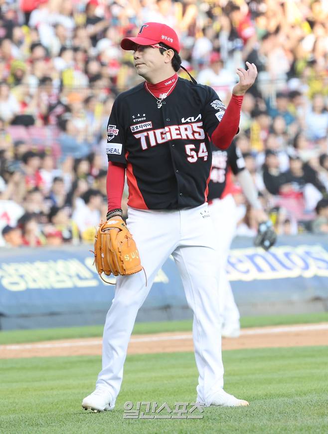 3일 오후 잠실야구장에서 열린 2025 프로야구 KIA와 두산 경기. KIA 선발 양현종이 5회 두산 김재환을 우익수플라이아웃시키고 이닝을 종료하며 기뻐하고 있다. 잠실=정시종 기자 capa@edaily.co.kr