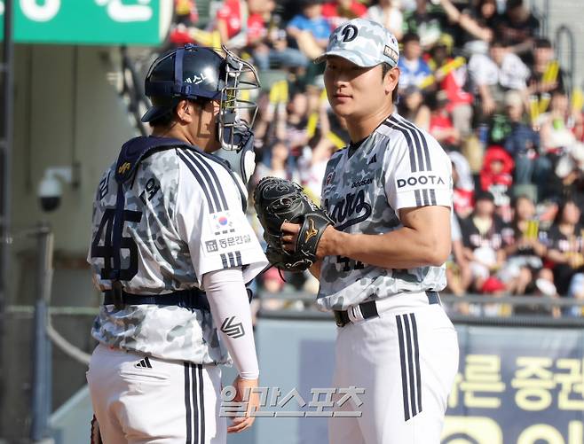 3일 오후 잠실야구장에서 열린 2025 프로야구 KIA와 두산 경기. 두산 선발 곽빈이 1회 연속 볼넷을 내준뒤 포수 김기연과 얘기 하고 있다. 잠실=정시종 기자 capa@edaily.co.kr